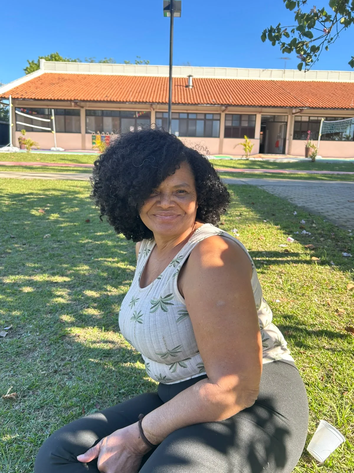 Aureni Caldeira sorrindo em ambiente escolar
